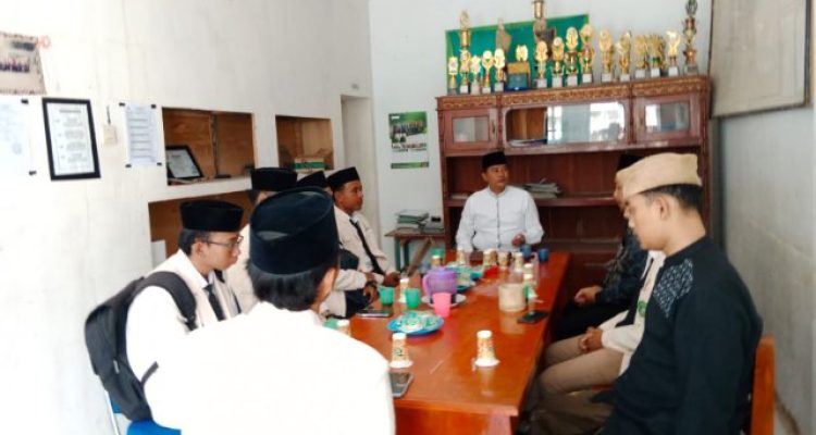 Foto : Penyerahan peserta PPL Universitas Annuqayah kepada pihak MTs Al-Karomah Talaga