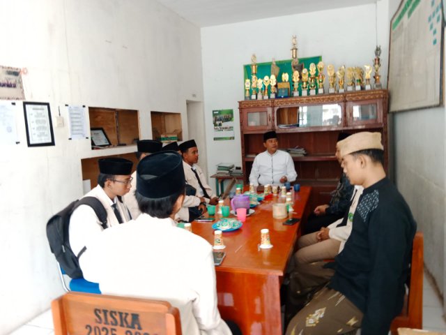 Foto : Penyerahan peserta PPL Universitas Annuqayah kepada pihak MTs Al-Karomah Talaga