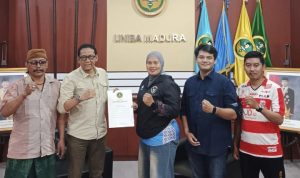 Foto bersama Pelatih baru tim bola voli UNIBA Madura bersama jajaran perwakilan kampus.