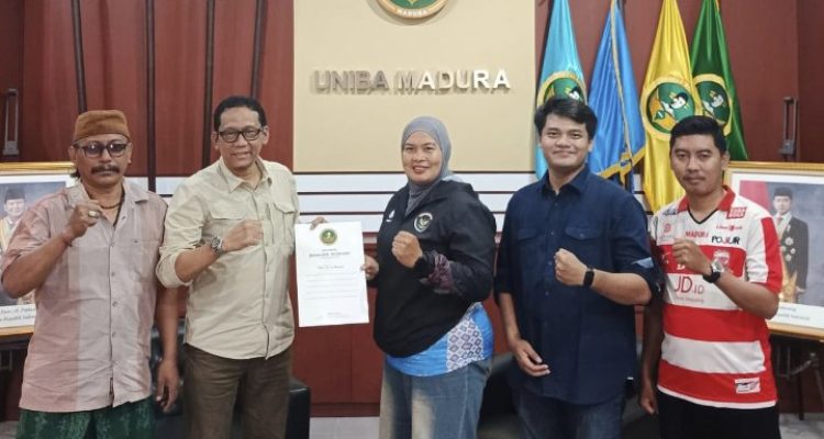 Foto bersama Pelatih baru tim bola voli UNIBA Madura bersama jajaran perwakilan kampus.
