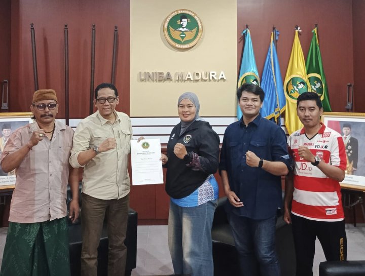 Foto bersama Pelatih baru tim bola voli UNIBA Madura bersama jajaran perwakilan kampus.
